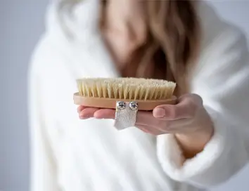 Dry brushing neboli čištění pokožky suchým kartáčkem